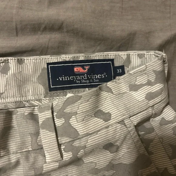 Vineyard Vines Men's Shorts - Picture 2 of 3